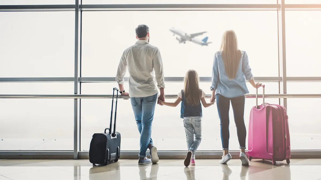 Familia entrando al aeropuerto de Estados Unidos con maletas