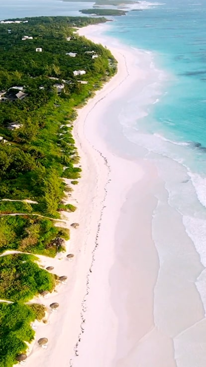 Playa de arena rosa en Harbour Island, Bahamas