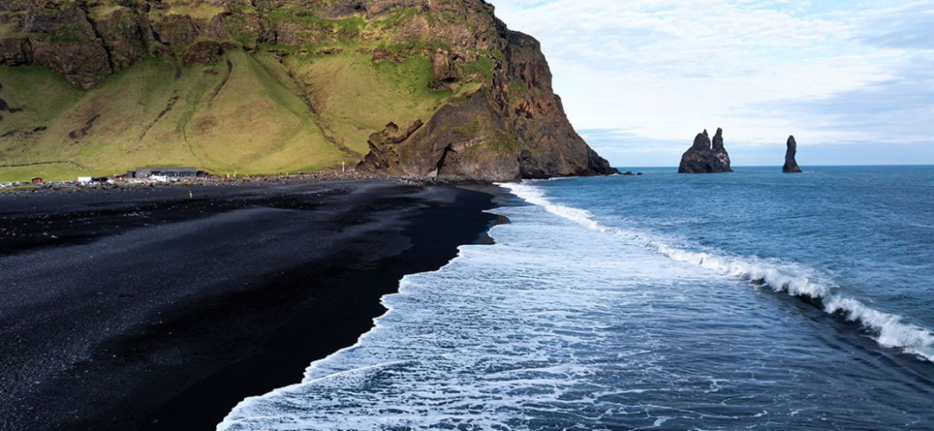Playa de arena negra Reynisfjara en Islandia