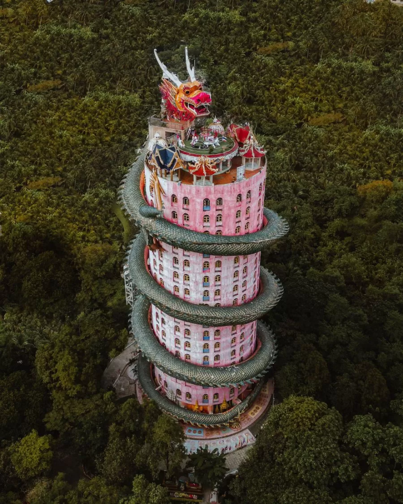Dragón gigante en espiral rodeando la torre del templo Wat Samphran