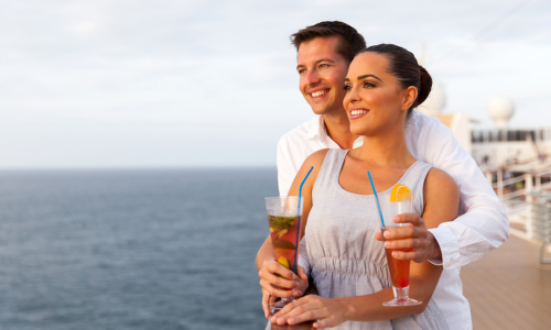 Pareja viendo el mar en un crucero