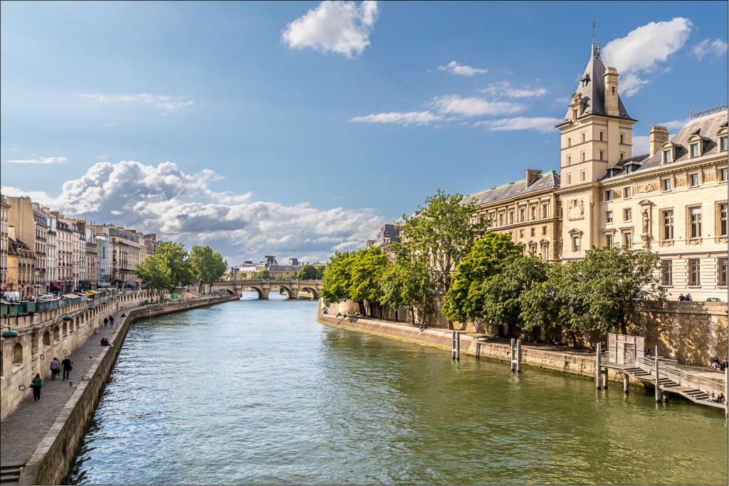 Paseo a orillas del Río Sena en París, Francia