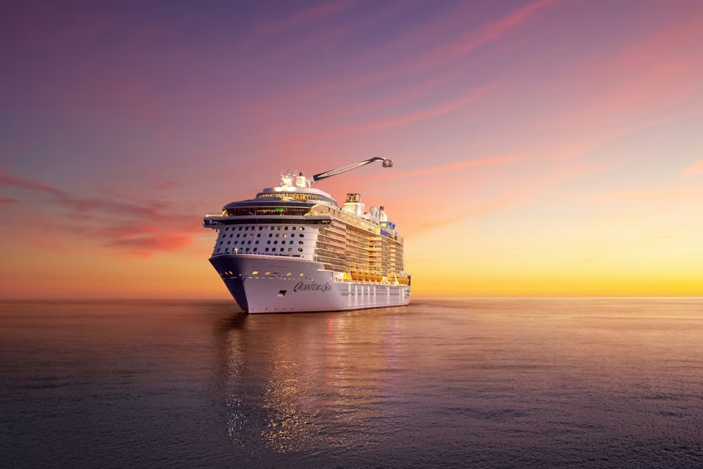 Crucero turístico al atardecer