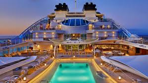 Área de piscina y entretenimiento en un crucero