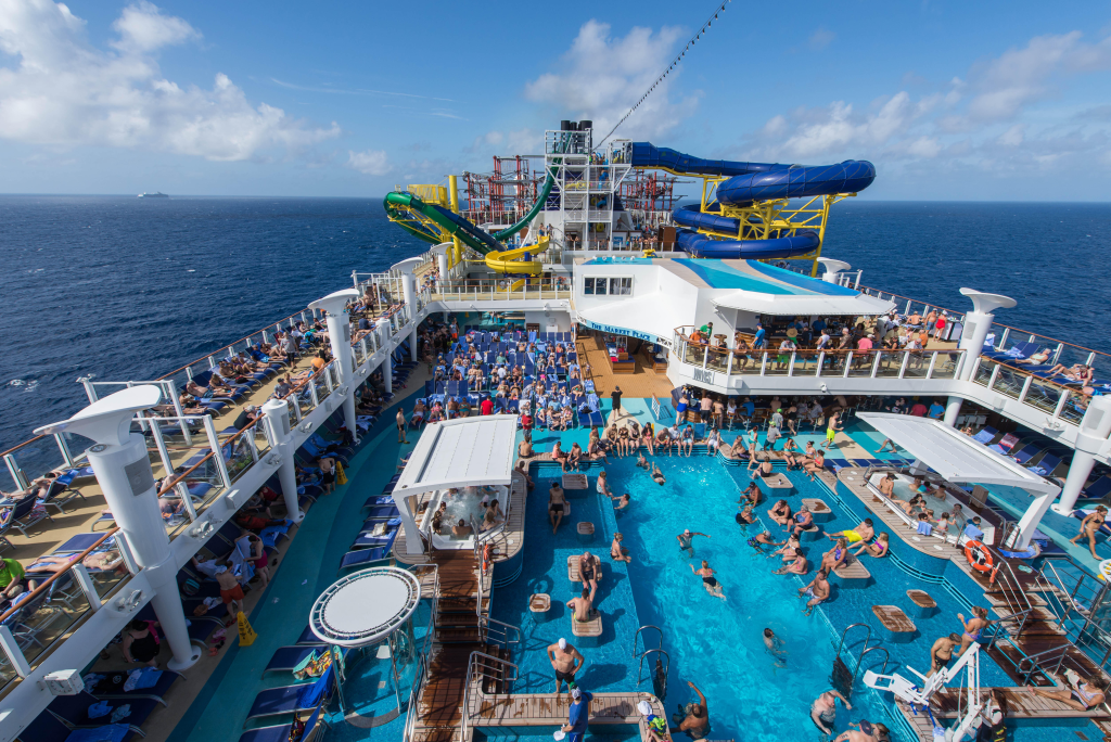 Crucero atracado en puerto del Caribe