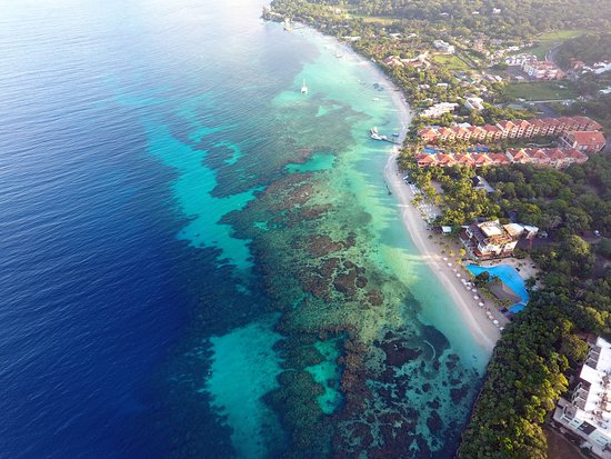 Vista aérea de playa en Roatán, Caribe hondureño